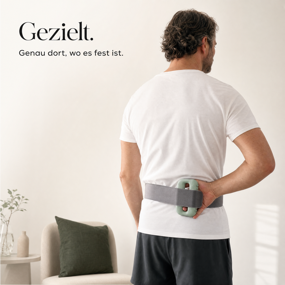 Mann trägt das Vibrelle mit dem Gurt am unteren Rücken