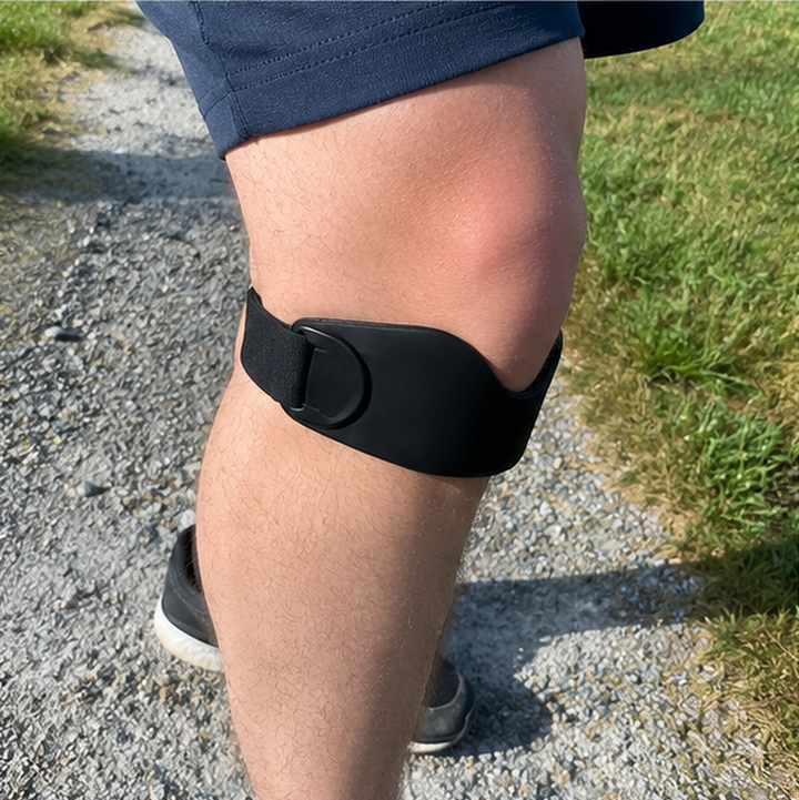 Ein Knie mit dem Band auf einem Spazierweg