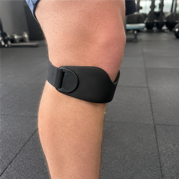 Ein Knie mit dem Band in einem Trainingsraum