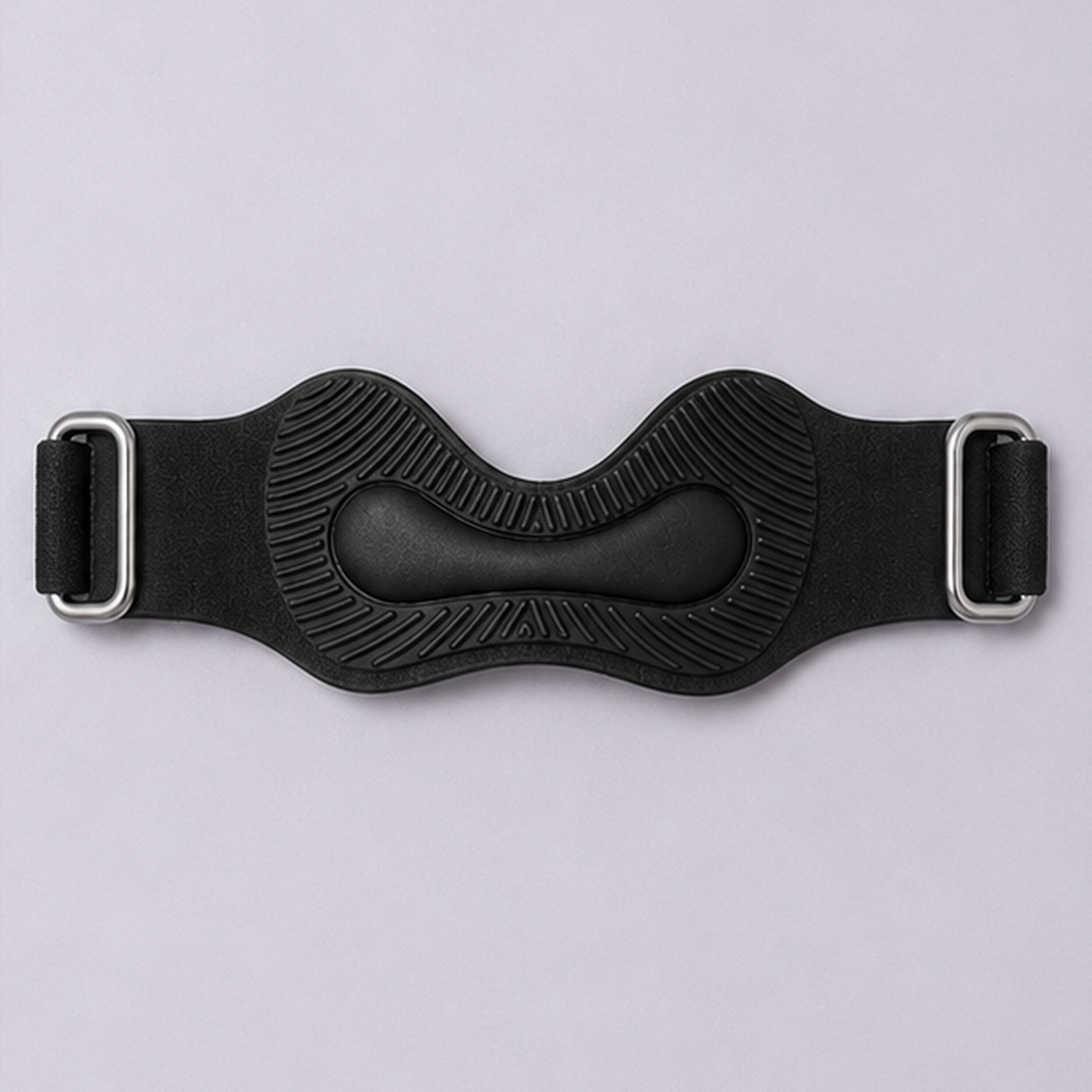 La face interne : silicone strie, coussin en relief et deux boucles metal